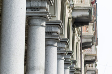 Palace architecture with colonnade and eclectic capitals from the early 1900s, with a square linear shape and a column with a circular section of granite.