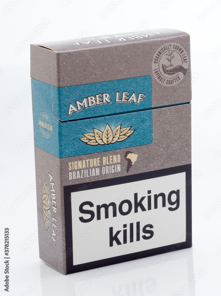 London, England - December 03, 2017: Packet of Amber Leaf 12.5 Hand Rolling  Tobacco, Made by Gallagher Group division of Japan Tobacco Stock-foto