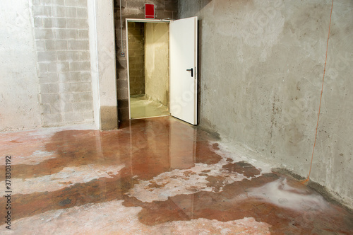 Fotomural Water damage in basement caused by sewer backflow due to clogged sanitary drain