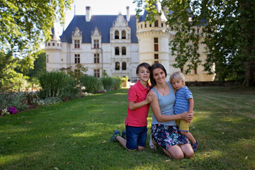 Canvas Print - Mother and children in castle garden, smiling at camera, castle on Loire Valley