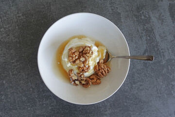 yogurt with walnuts and honey