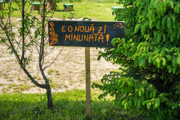 sign in Romanian that says: it's a wonderful day