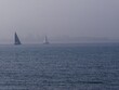 Segelboote gleiten über Ostsee im Nebel