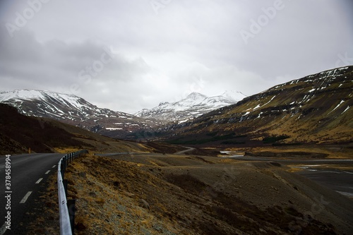 Cuadros en Lienzo Mountain range in Iceland shrouded by clouds and covered in snow