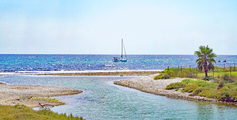 Wall Mural - Panorámica de campo de golf y playa en Sitges, Catalunya, España, Europa
