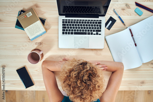 Fotografía Woman sleeping on her desk at home while working remotely freelance job