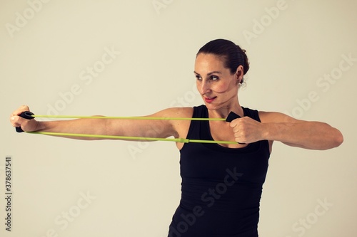 Fotomural fitness woman with elastic bands doing dorsal and shoulder