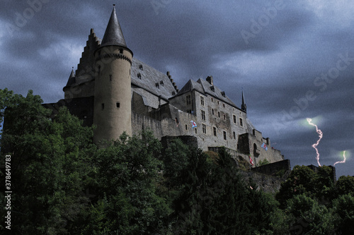 Fotografía Castle shrouded in storm and lightning under a cloudy sky