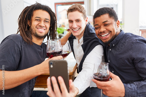 Fotomural Drei Männer als Freunde machen Selfie mit Smartphone