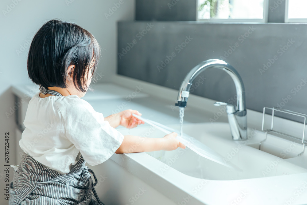 綺麗なキッチンで女の子がまな板を洗っている Kitchen Girl Wash Wall Mural 健二 中村 綺麗なキッチンで女の子がまな板を洗っている Kitchen Girl Wash Wall Mural 健二 中村