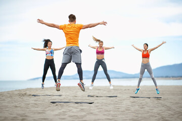 Canvas Print - Fitness training on the beach