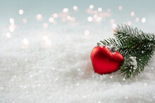 Weihnachtsdekoration Im Schnee, Christbaum Schmuck Nahaufnahme Rotes Herz, Weihnachtliches Ornament, Festliches Concept Mit Textfreiraum