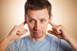 © drewsdesign - Mann hat Ohrenschmerzen
