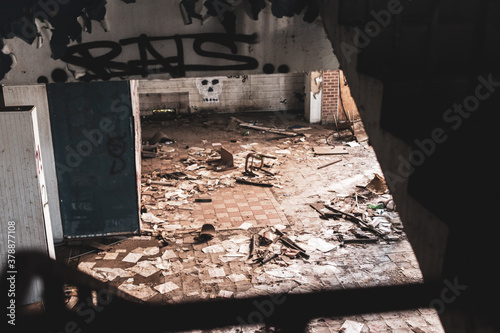 Fotografía interior of an abandoned building with decaying remains