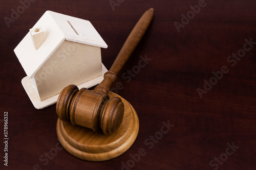 Fotografía Real estate business and auction concept, judge gavel and house with room for t