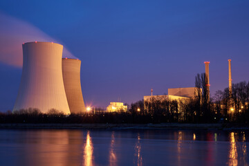 Atomkraftwerk Philippsburg mit zwei Kühltürmen und dem Rhein im Vordergrund