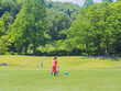 © kanahina - 岐阜の公園で遊ぶ日本人の幼稚園児と母