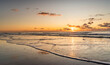 Zachód słońca na plaży w Egmond aan Zee. Holandia Północna, wrzesień 2020.