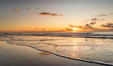 Fototapeta  - Zachód słońca na plaży w Egmond aan Zee. Holandia Północna, wrzesień 2020.