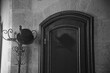 © photoloulou91 - chapeau melon sur porte manteau en noir et blanc