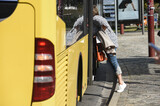 Fototapeta  - bus transport ville mobilité monter marche