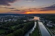 Bild einer Luftaufnahme mit einer Drohne der Stadt Regensburg bei Sonnenuntergang, Deutschland