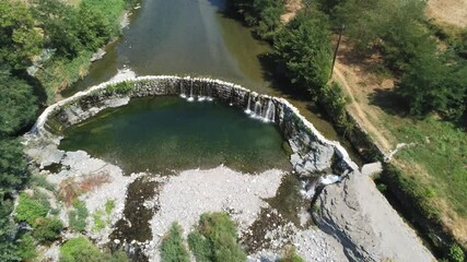 Sticker - Barrage d'une rivière dans les Cévennes, vue aérienne