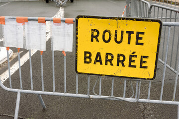 Go traffic on the Franco-Spanish Border on which a yellow sign is hung with the frace, road cut, in French and two white sheets with the indications of confinement and the prohibition of crossing the 