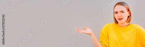 Fotografía Close up of an attractive young woman with a horrified expression clenching her
