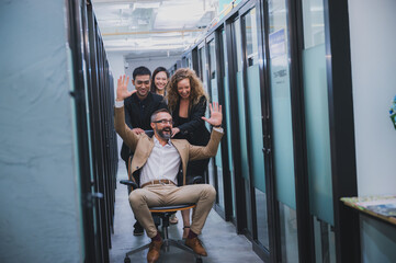 Canvas Print - Successful teamwork businessman and woman are enjoy and happy with the clumsy chair together. The concept of fun and lauch with good friend at workplace