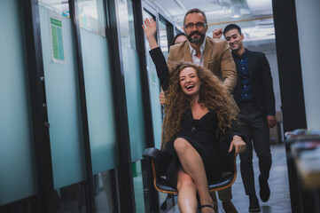 Canvas Print - Successful teamwork businessman and woman are enjoy and happy with the clumsy chair together. The concept of fun and lauch with good friend at workplace