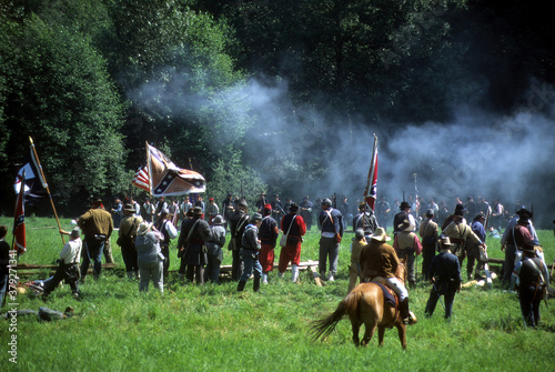 Fotografía Confederates volley fire on advancing Union soldiers