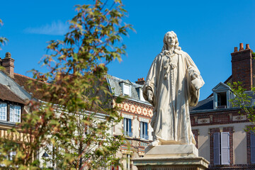 Statue de Jean de Rotrou, poète et dramaturge français du 17ème siècle, Place Rotrou à Dreux, France. 