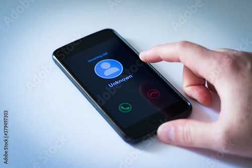 Cuadros en Lienzo Homem segurando celular recebendo chamada desconhecida - Fundo branco com vinhet
