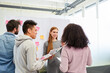 © Robert Kneschke - Business Leute oder Studenten in einem Seminar
