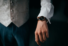 Mann Schaut Auf Eine Armbanduhr