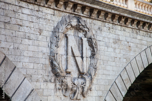 Cuadros en Lienzo bas relief en forme de N sur un pont en pierre