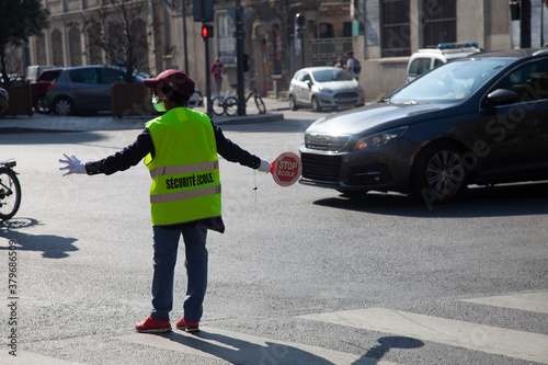 Personne Qui Fait Traverser Les Enfants A L Ecole Pour La Securite Routiere Stock Photo Adobe Stock Personne Qui Fait Traverser Les Enfants A L Ecole Pour La Securite Routiere Stock Photo Adobe Stock