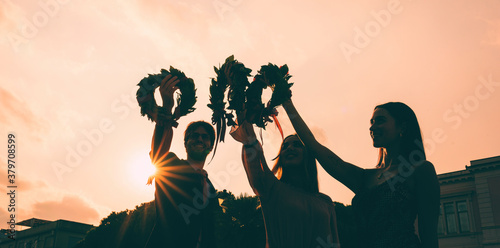 Fotografía Sagoma di studenti laureati con corona di alloro trionfale
