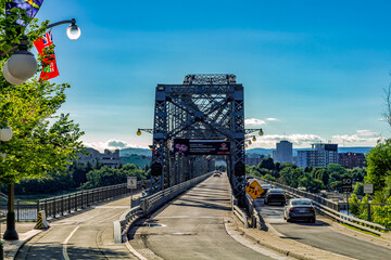 alexandra bridge is a steel bridge that crosses ottawa river, connecting ottawa city (ontario) wiht 