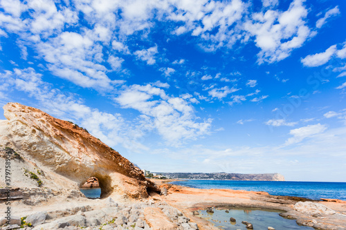 Fotografía Rock formation on crystal clear beach with good weather