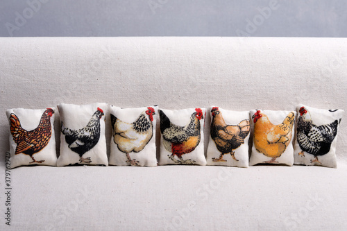 Fotografía Hen and rooster pillows on the sofa