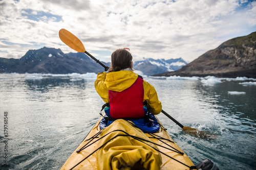 Fotografía Woman paddle a canoe on an icy bay in Alaska exploring glaciers
