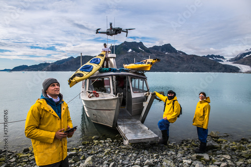 Fotografía Man with crew members from scientific expedition send a drone near the vessel d