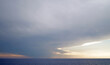 © Carlo - tramonto nuvoloso sul mare, banco di nuvole con imminente tempesta