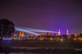 Fototapeta Krajobraz - światła laserowe nad Opolem w nocy