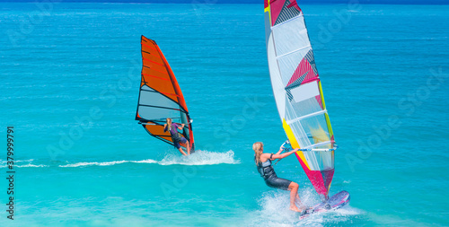 Plakaty Windsurfing  piekne-pochmurne-niebo-z-windsurferem-surfujacym-na-wietrze-na-falach-w-alacati-cesme-turcja