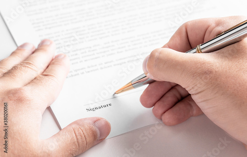 Fotografía Businessman is signing a contract, business contract details