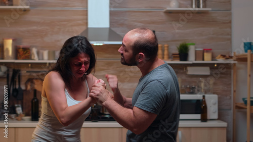 Fotografía Drunk partner abusing woman in the kitchen