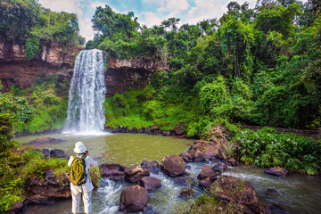 Canvas Print - Woman pictures a waterfall